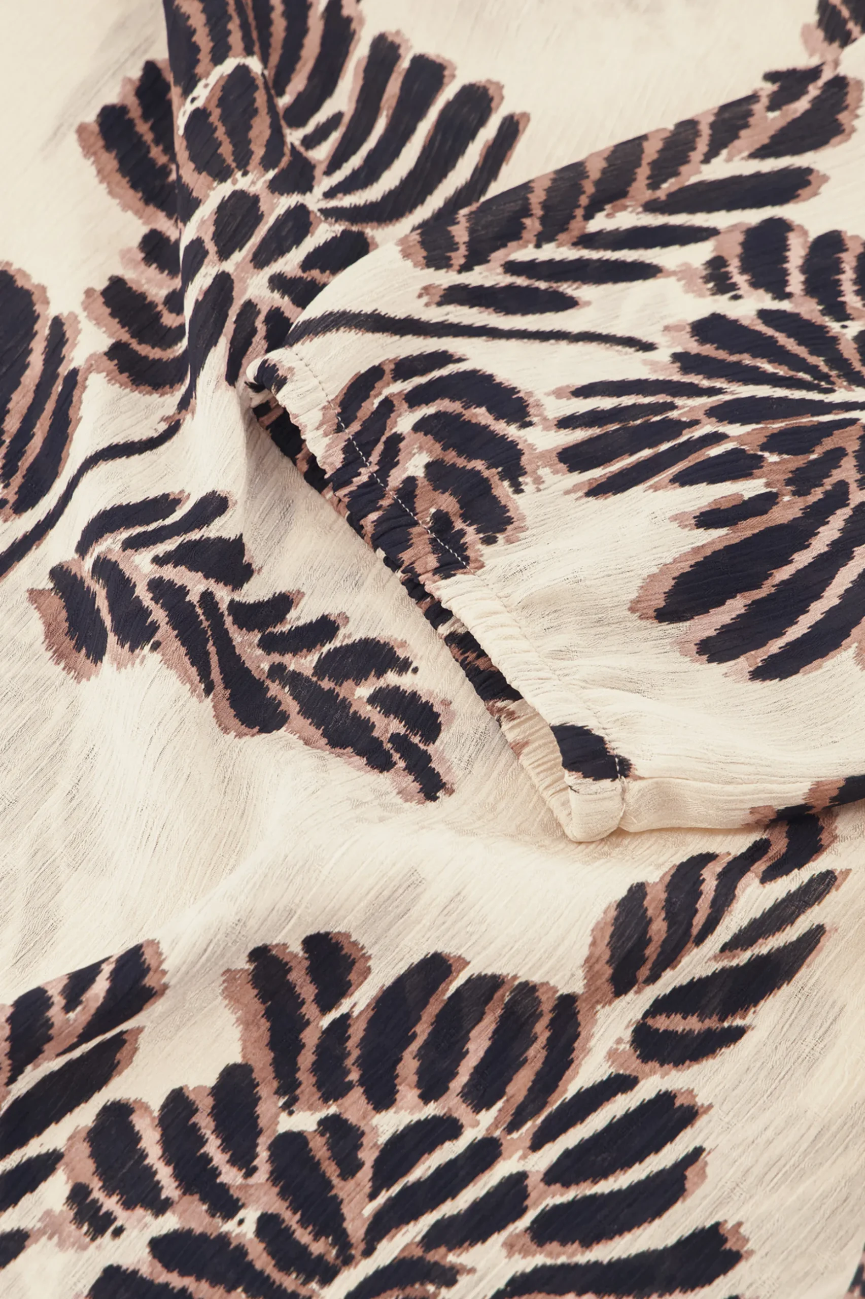 Maite flower crepe top - kit/chocolate