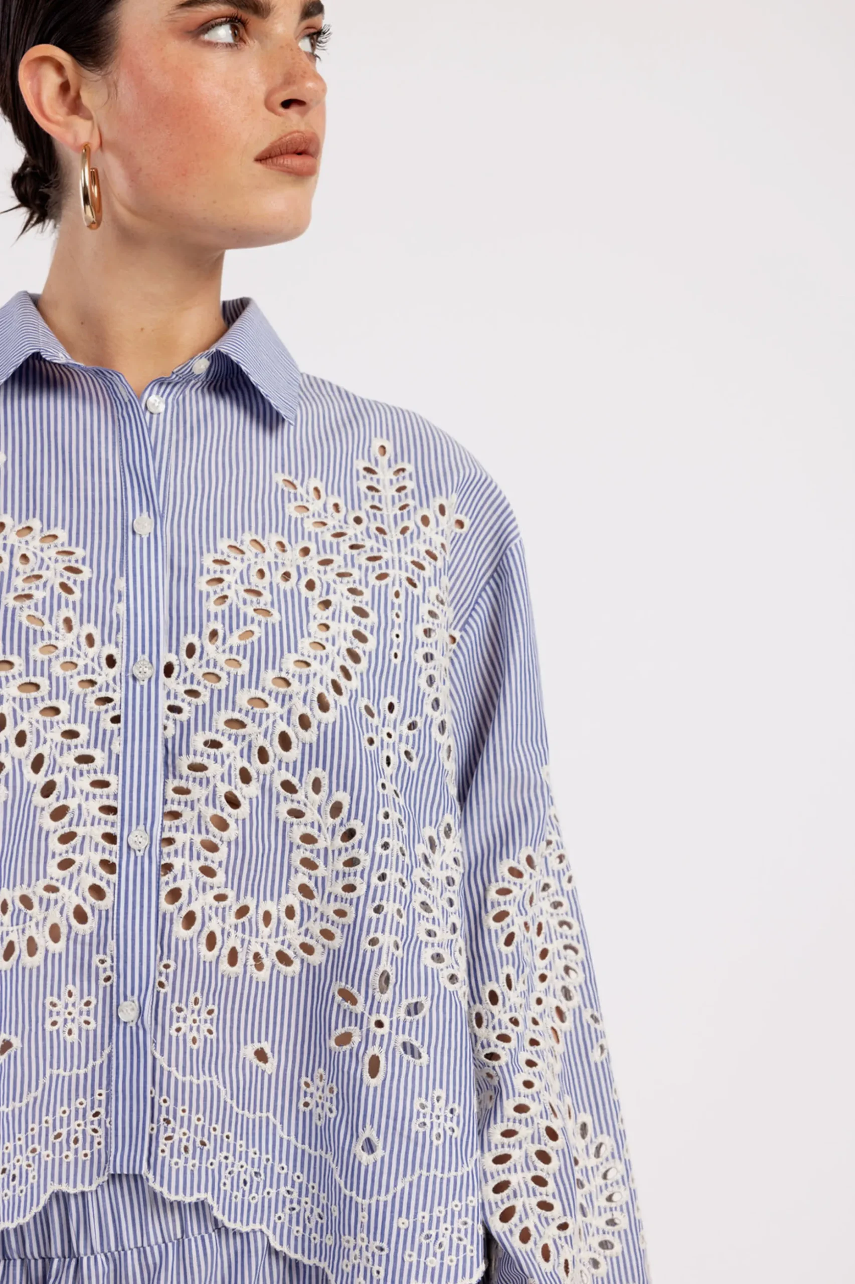 Midge border embroidery blouse - light blue/ecru