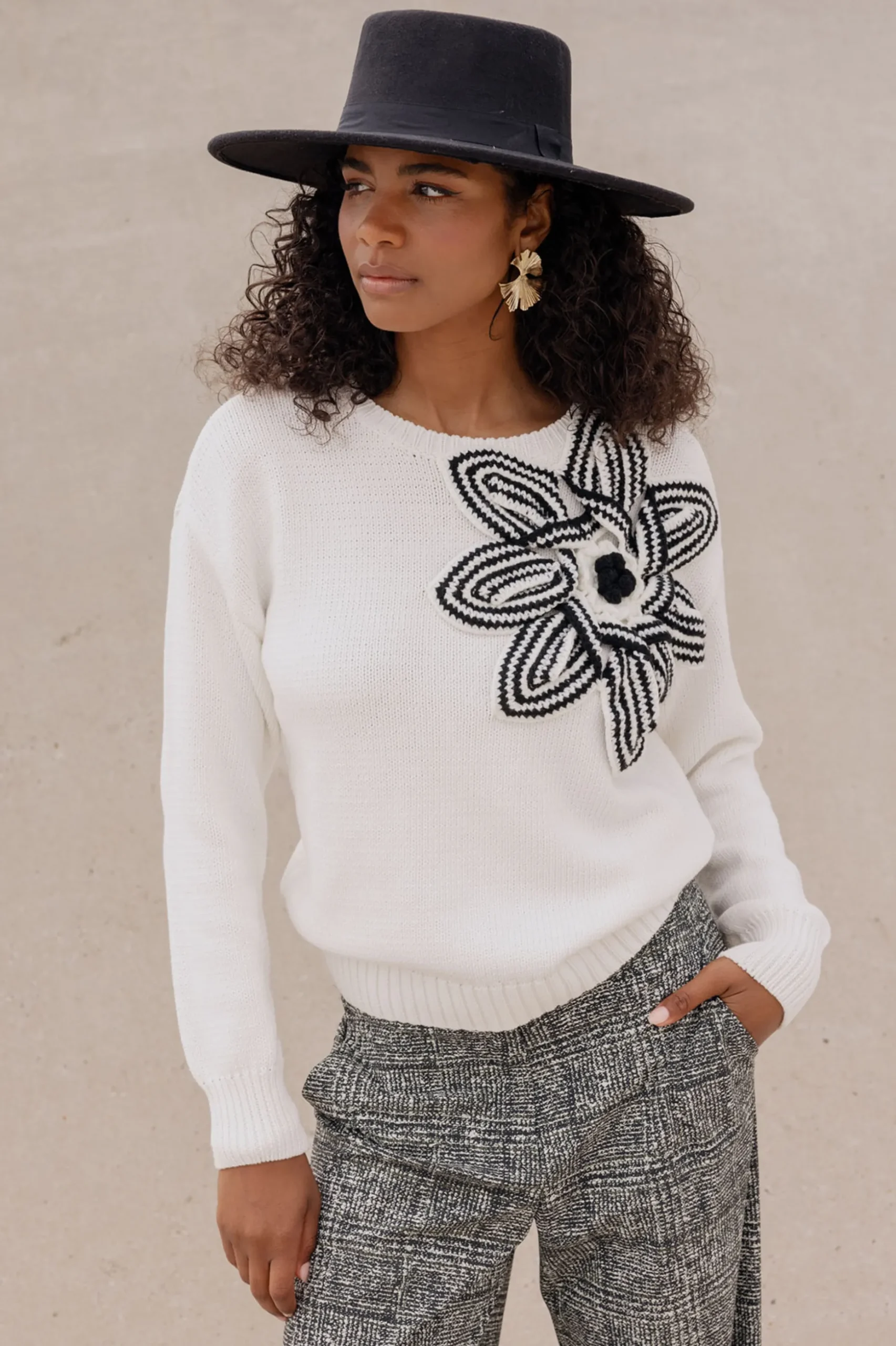 Valerie chunky flower pullover - off white