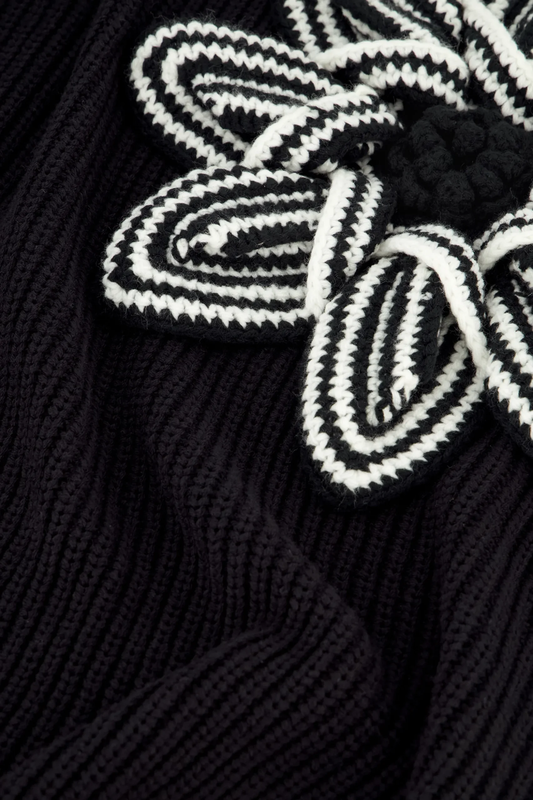 Valerie chunky flower pullover - black